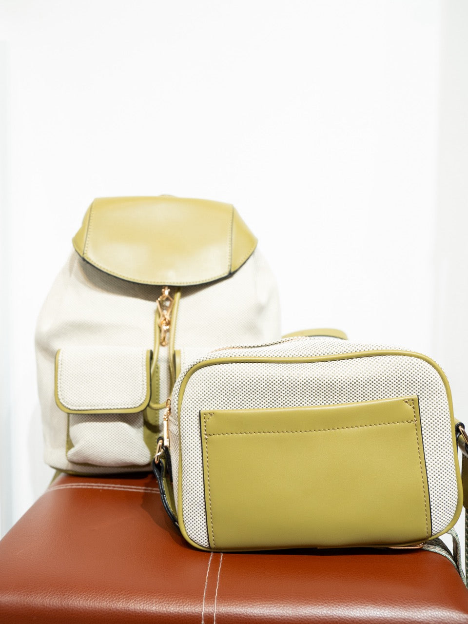 Mochila Bolso bandolera canvas bicolor verde oliva muestrarios de ropa moda y accesorios de mujer