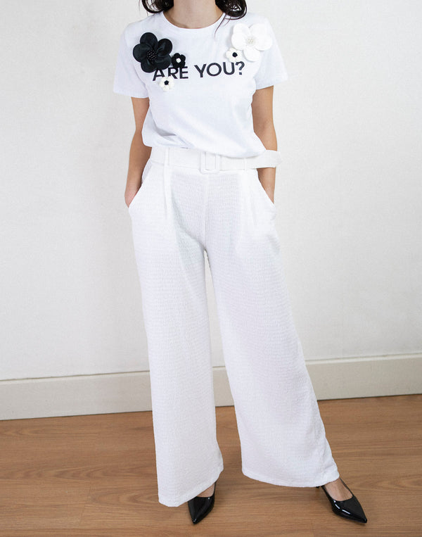 Pantalón ancho con cinturón blanco con textura muestrarios de ropa y moda de mujer vestir bien