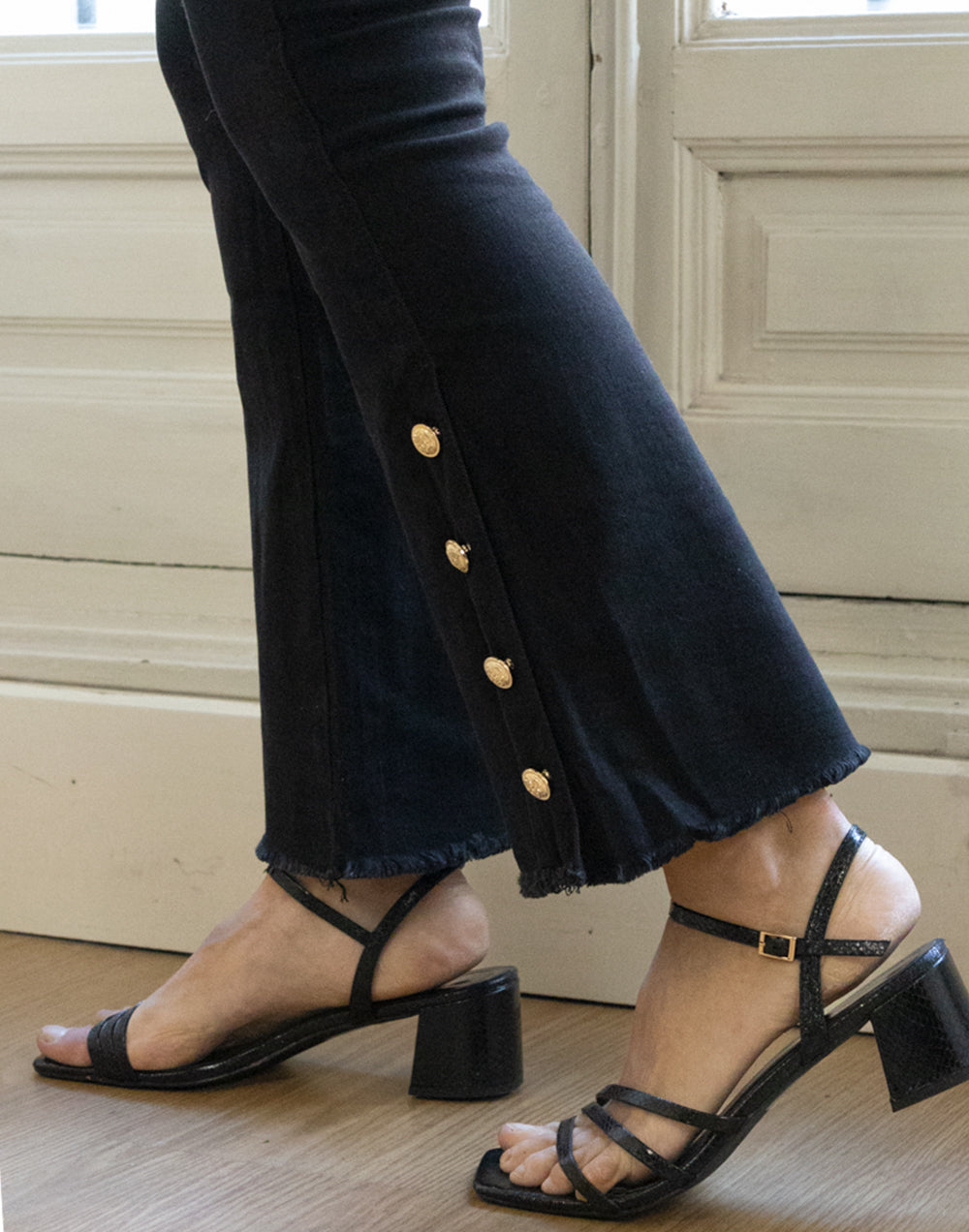 Pantalón cinco bolsillos acampanado con botones negro muestrarios de ropa y moda de mujer vestir bien vaqueros de color
