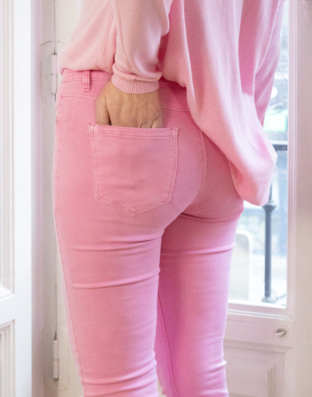 Pantalón cinco bolsillos acampanado rosa muestrarios de ropa y moda de mujer vestir bien con talla grande plus