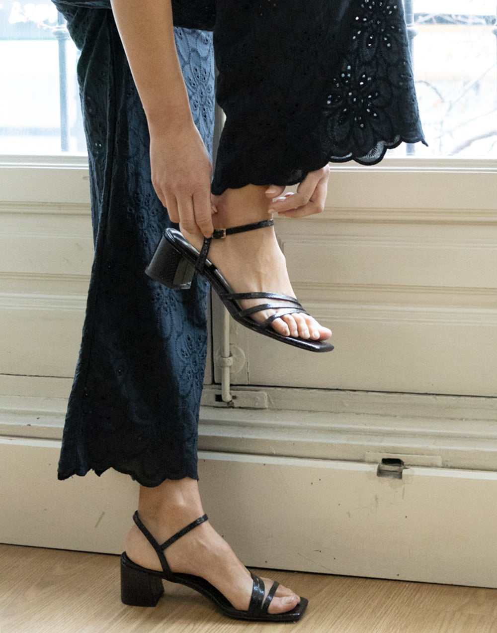 Pantalón con bordado inglés de flores negro muestrarios de ropa y moda de mujer conjunto de verano