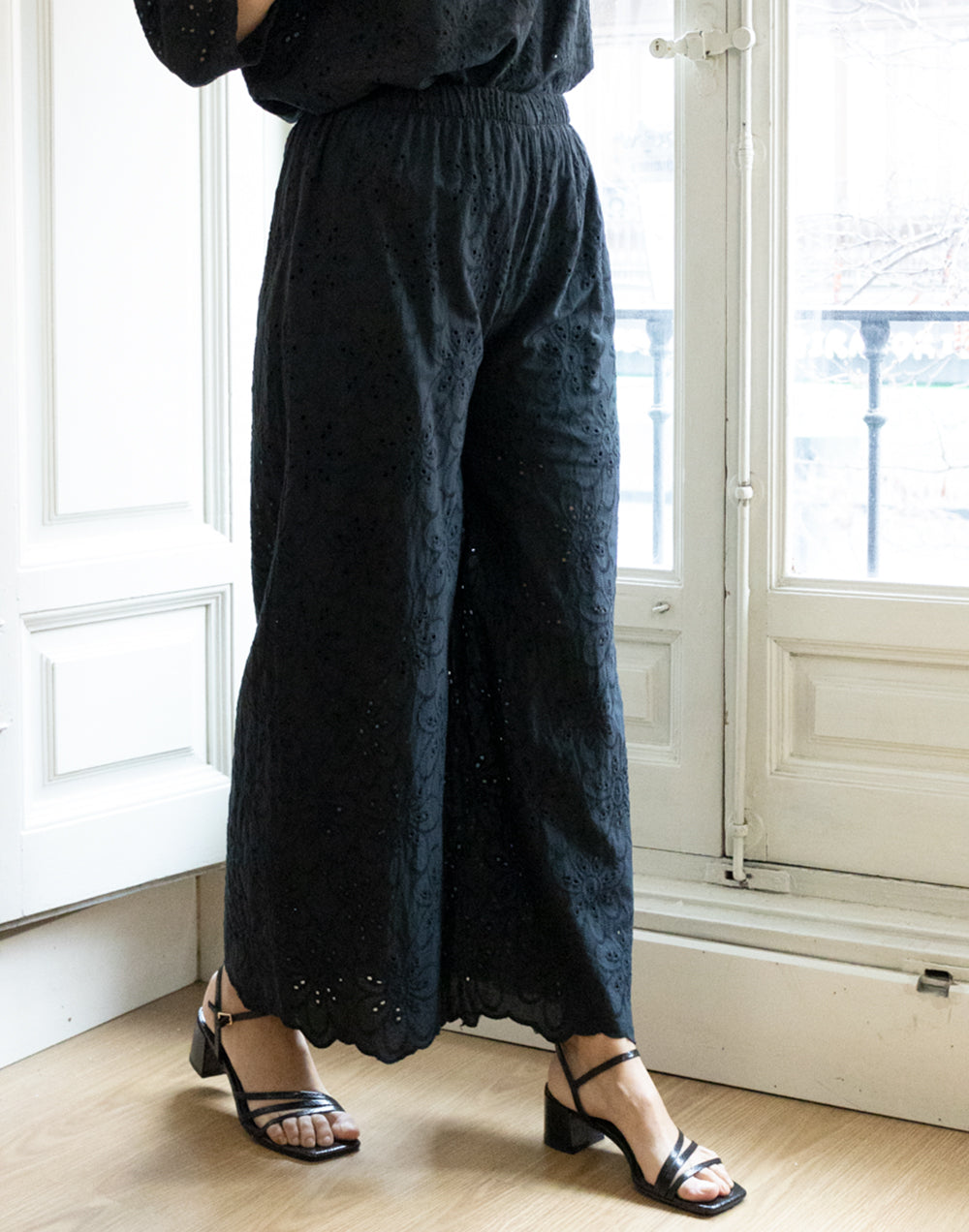Pantalón con bordado inglés de flores negro muestrarios de ropa y moda de mujer conjunto de verano