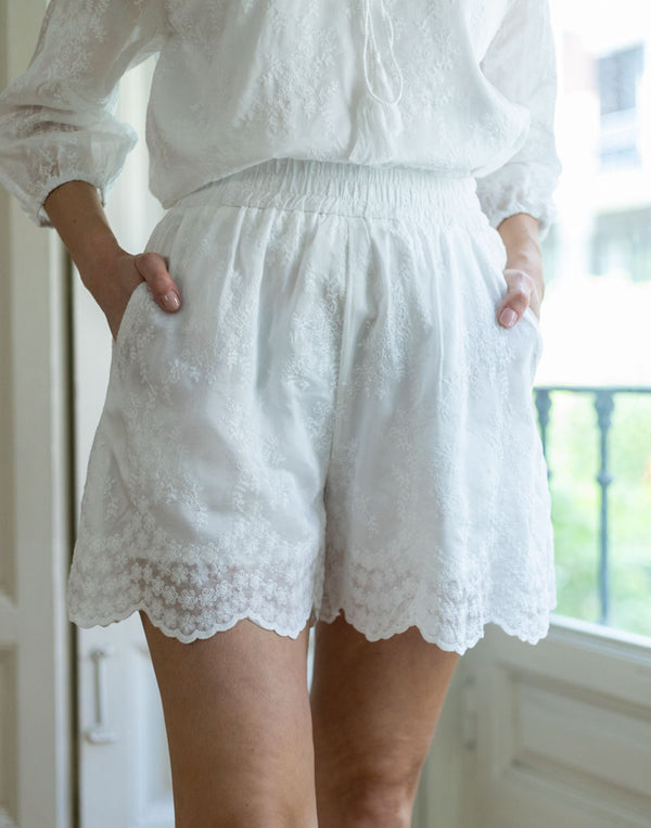 Pantalón short bordado blanco muestrarios de moda y ropa de mujer vestir bien en días de calor