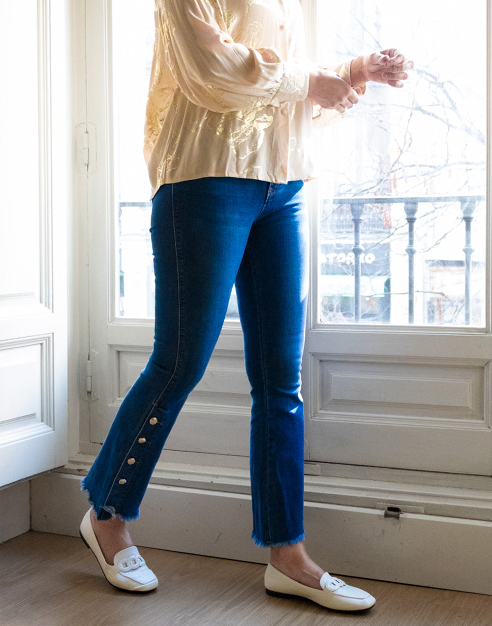 Pantalón vaquero acampanado con botones dorados