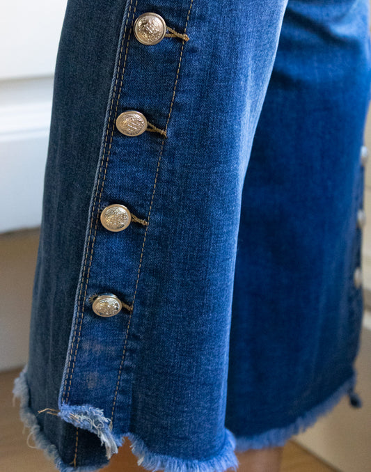 Pantalón vaquero acampanado con botones dorados muestrarios de ropa y moda de mujer vestir bien