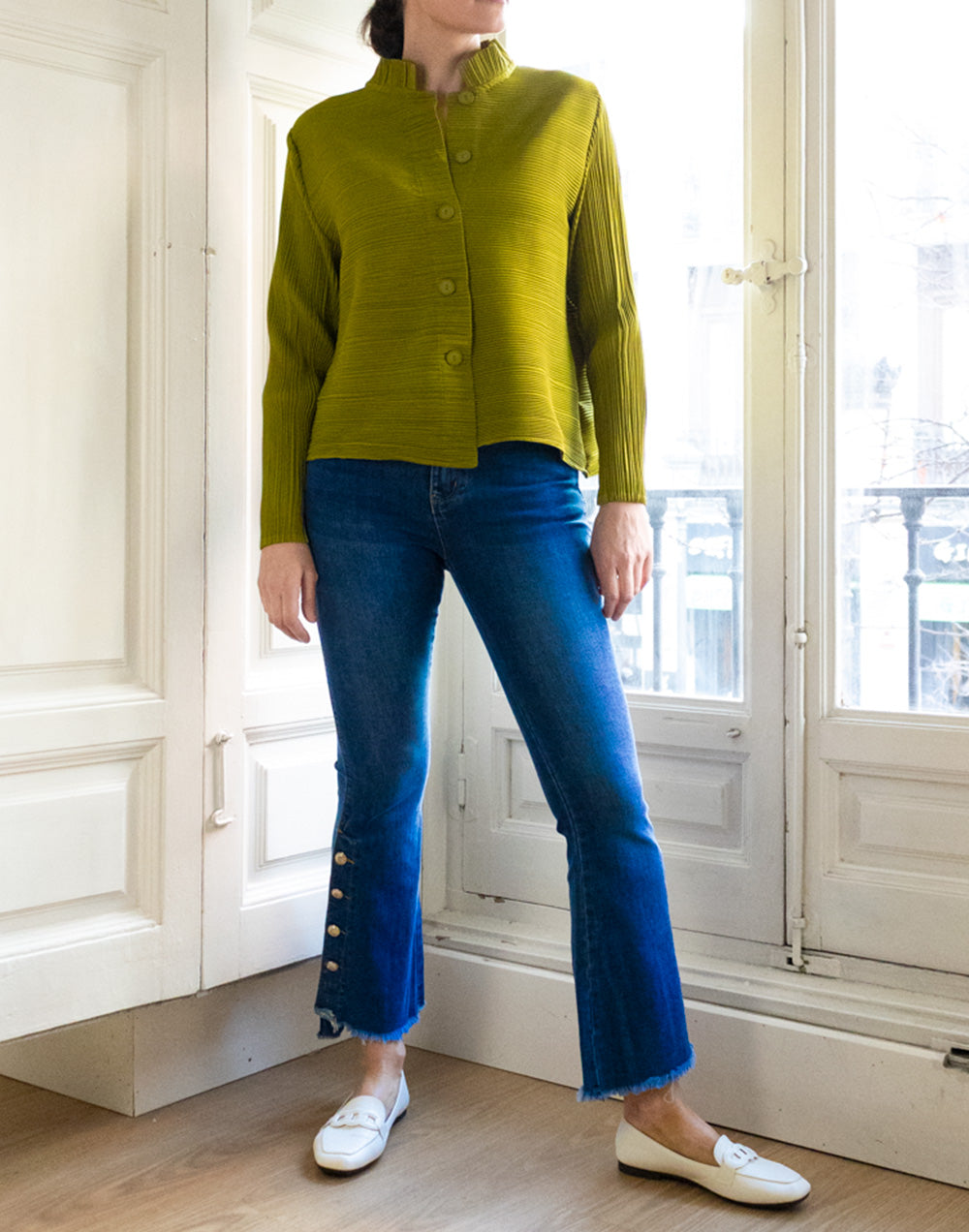 Pantalón vaquero acampanado con botones dorados muestrarios de ropa y moda de mujer vestir bien