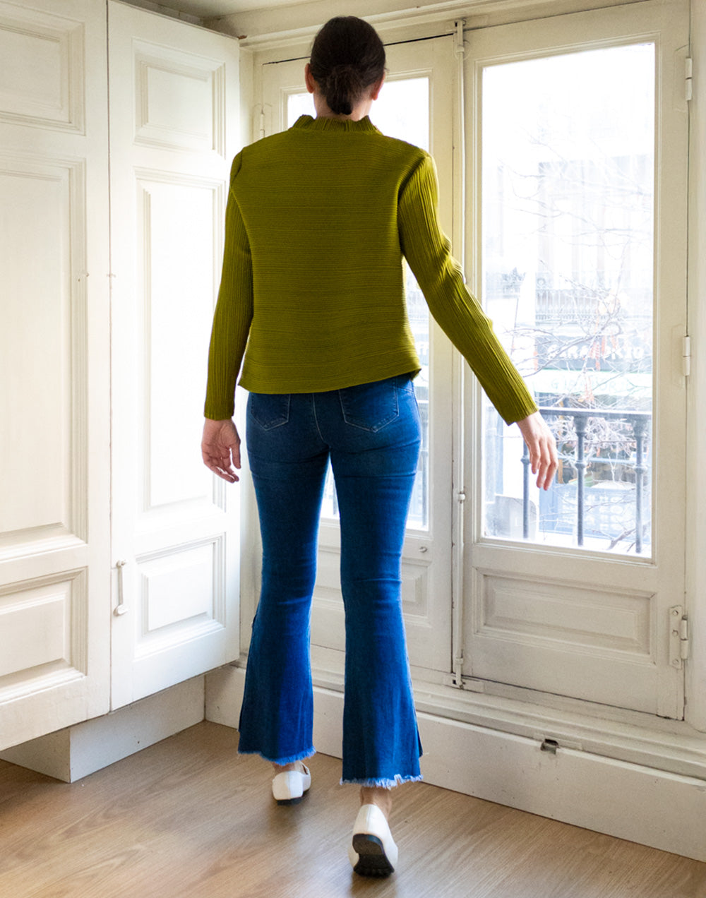 Pantalón vaquero acampanado con botones dorados muestrarios de ropa y moda de mujer vestir bien