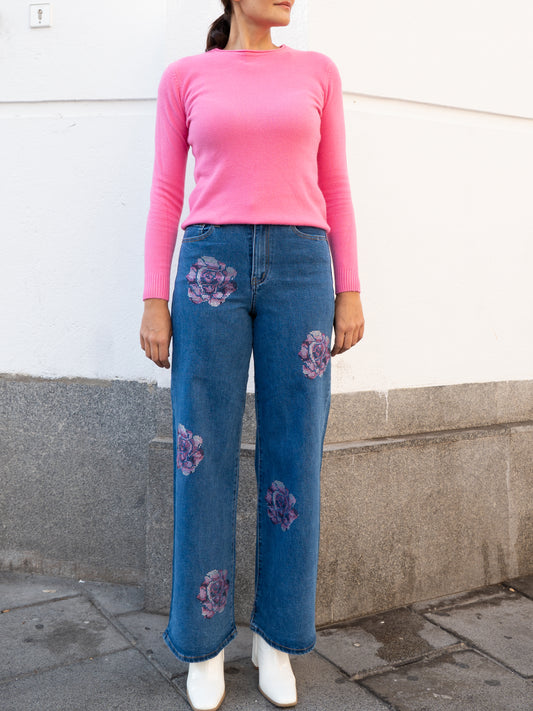 Pantalón vaquero con rosa swarovski y Jersey básico cuello caja entallado rosa chicle muestrarios de ropa y moda de mujer 