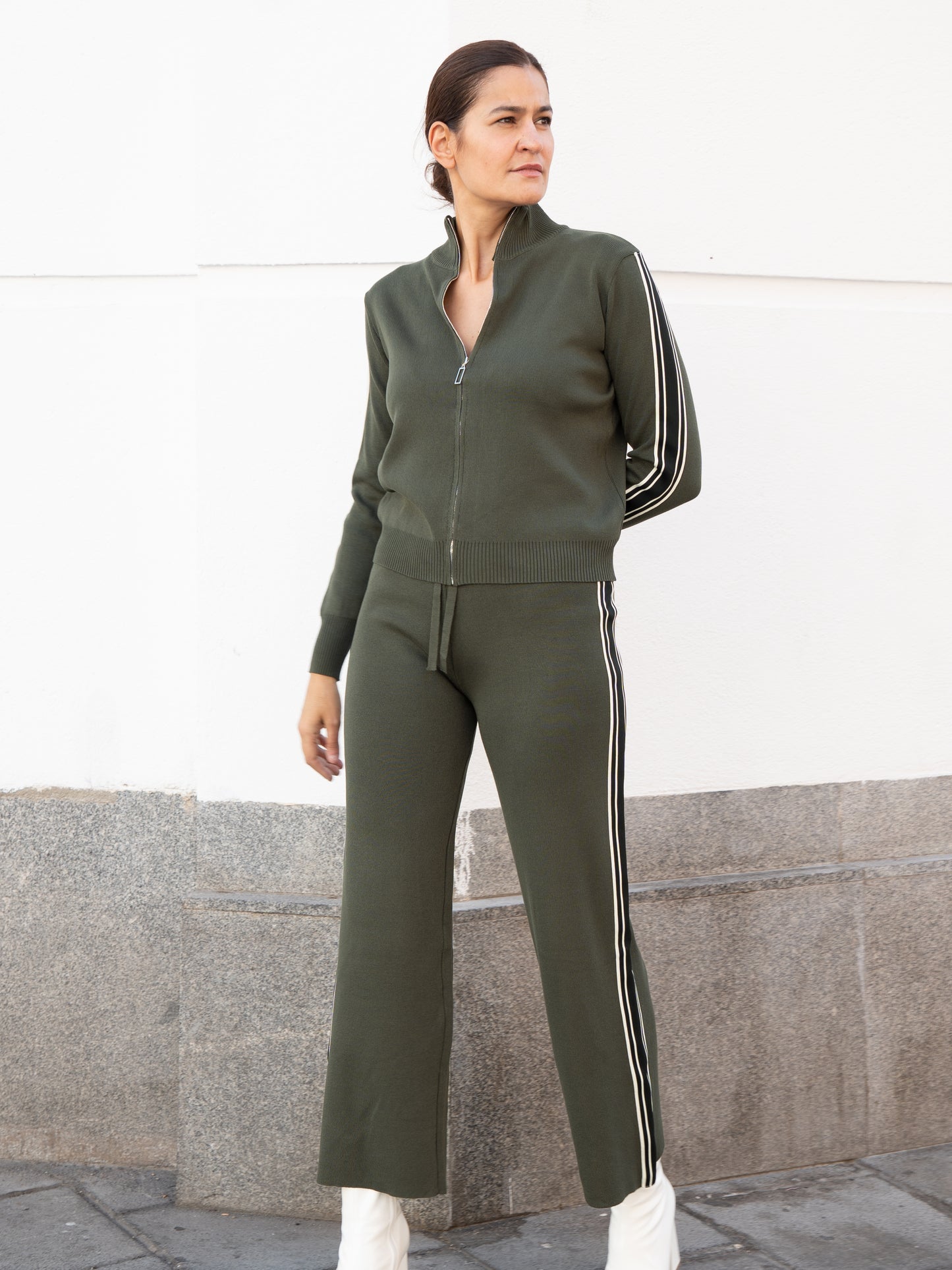 Pantalón y chaqueta de punto con cinta lateral verde kaki conjunto de punto tricot muestrarios de ropa y moda de mujer