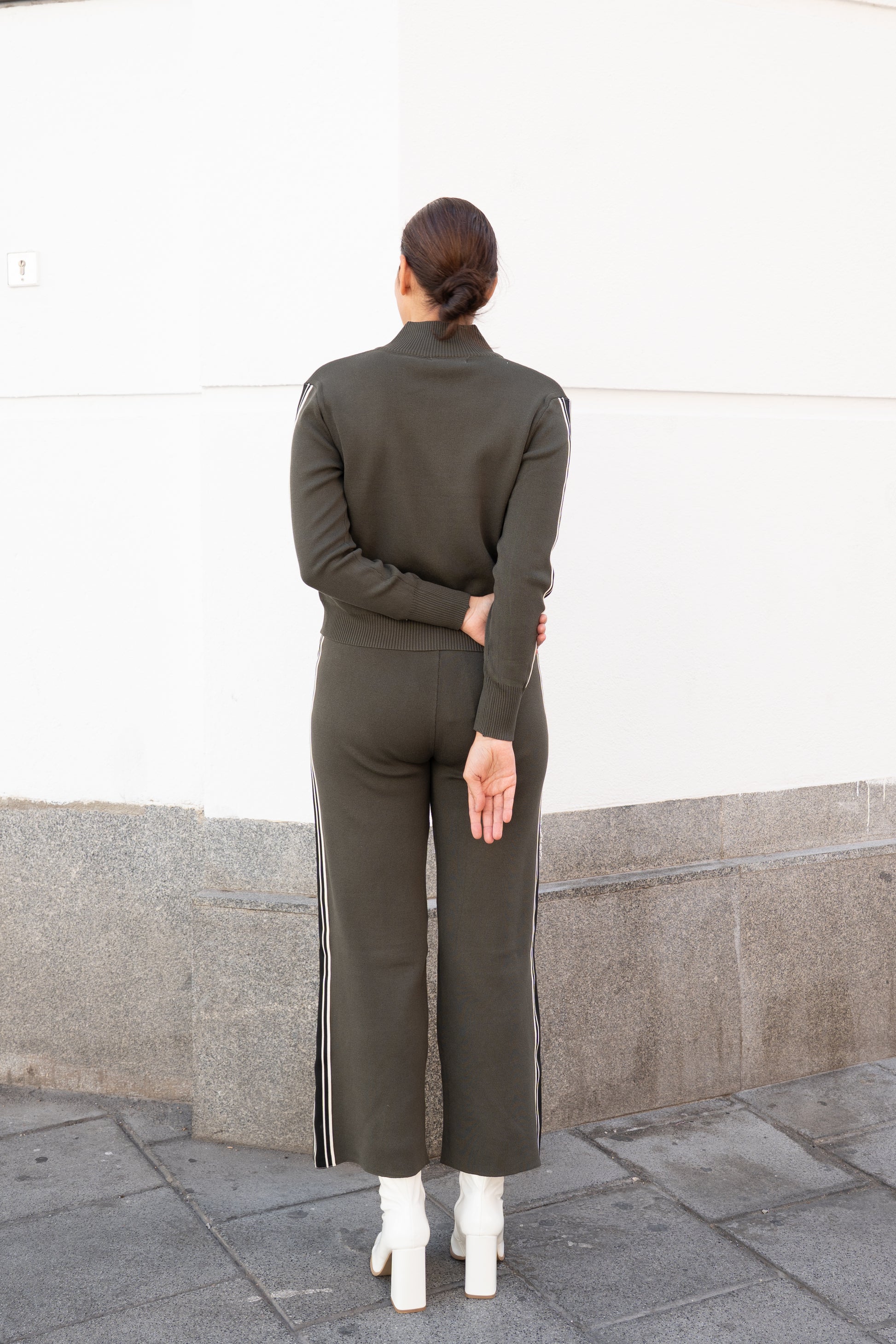 Pantalón y chaqueta de punto con cinta lateral verde kaki conjunto de punto tricot muestrarios de ropa y moda de mujer