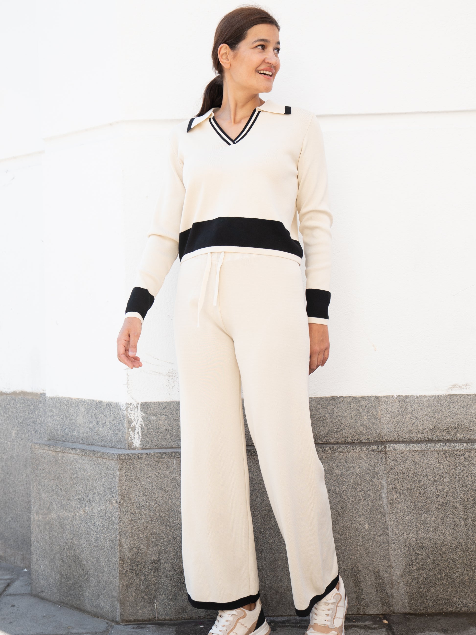 Polo de punto con pantalón de tricot con bajo a contraste blanco marfil muestrarios de ropa y moda de mujer conjunto de punto 