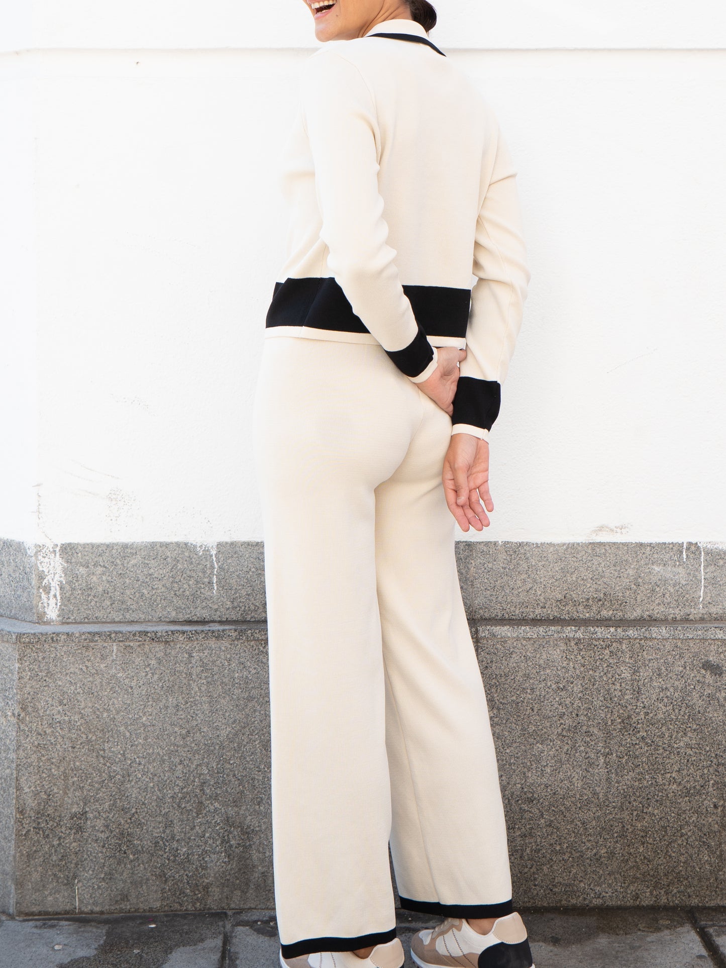 Polo de punto con pantalón de tricot con bajo a contraste blanco marfil muestrarios de ropa y moda de mujer conjunto de punto 