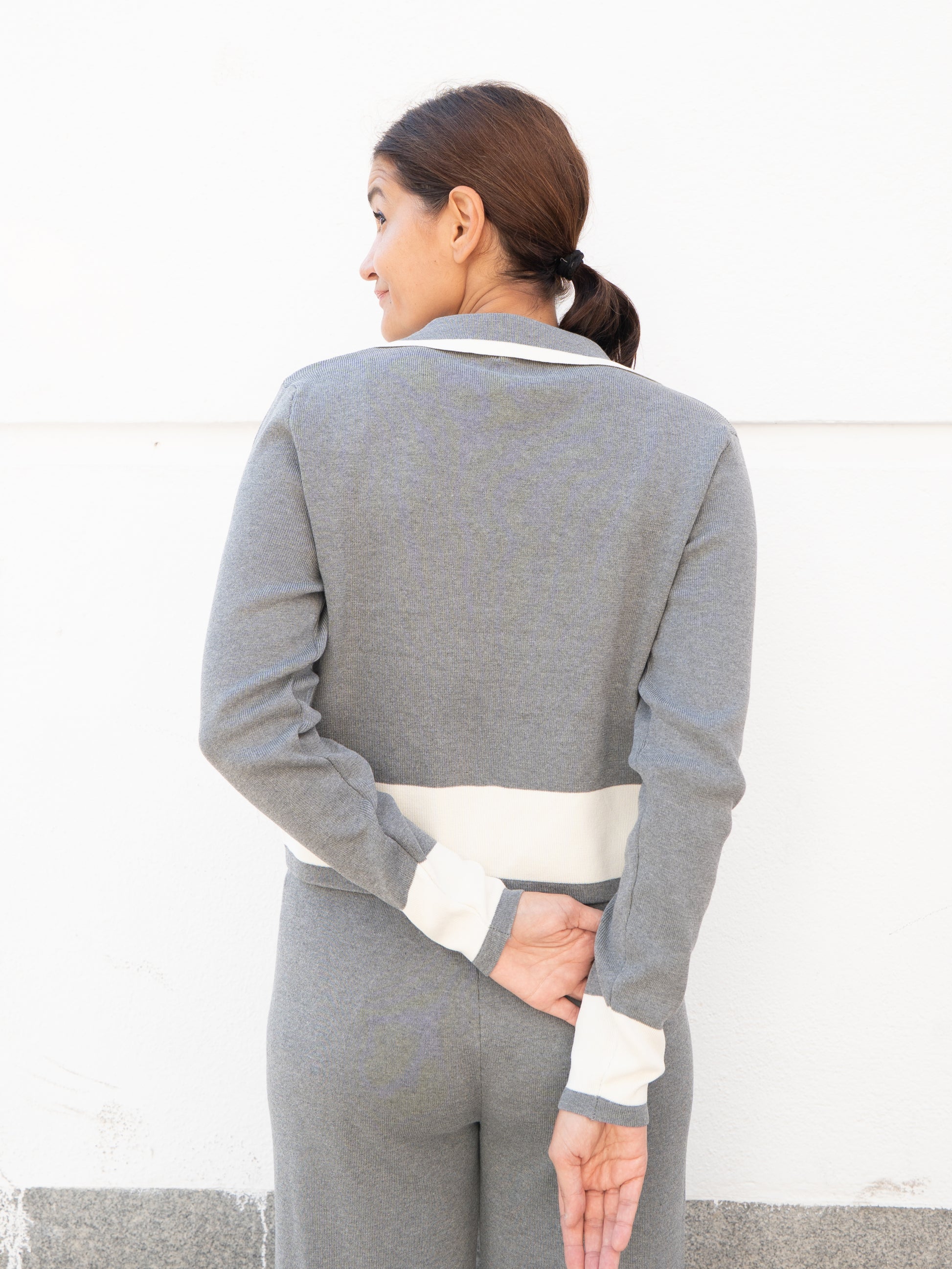 Polo de punto tipo jersey gris pantalón de tricot con bajo a contraste gris muestrarios de ropa y moda de mujer conjunto de punto 