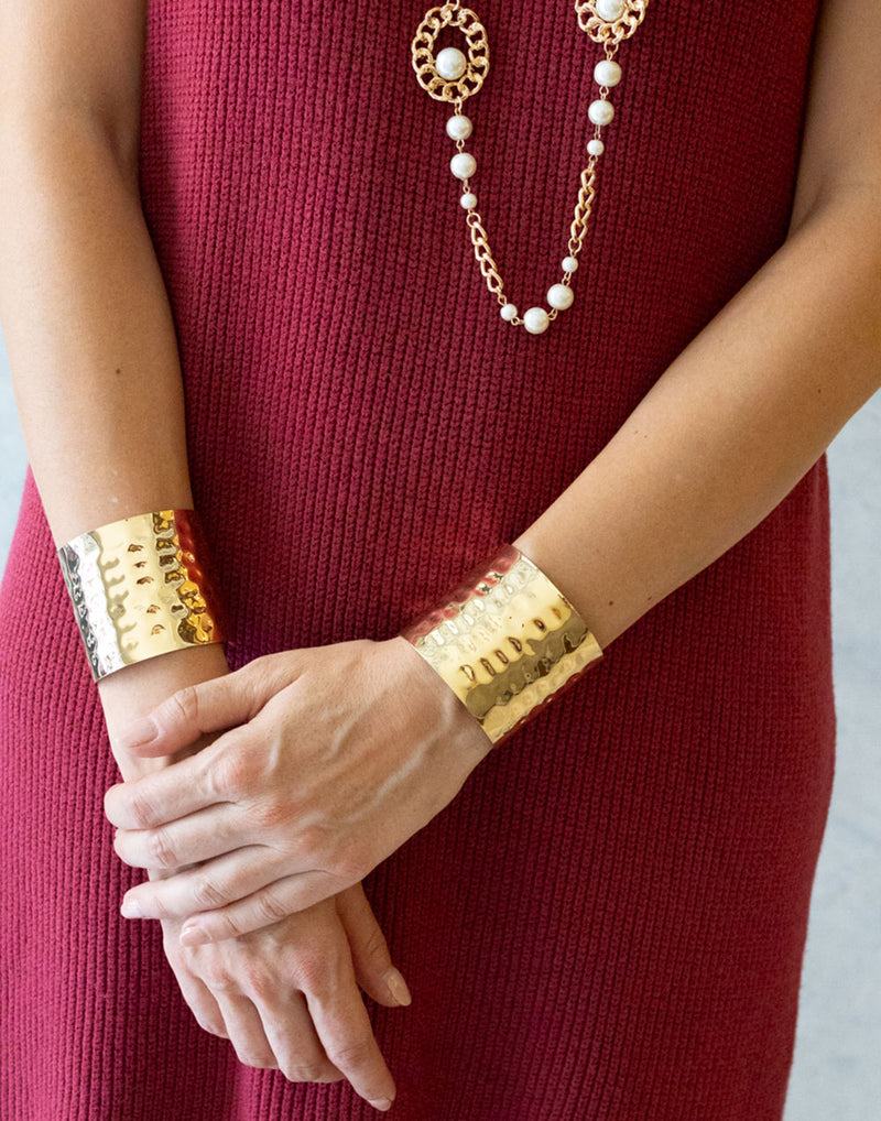 Pulsera dorada rígida con textura martillado muestrarios bisutería mujer y accesorios