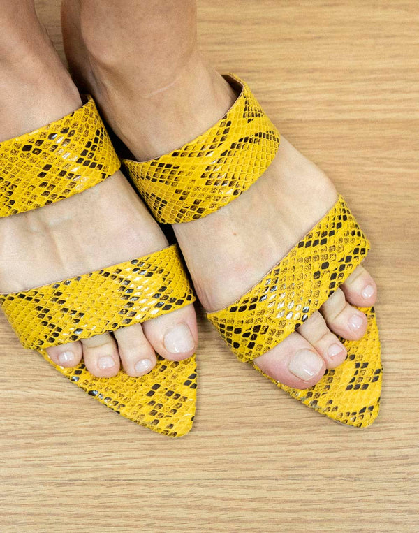 Sandalia plana de tiras serpiente amarilla muestrarios de moda y ropa de mujer
