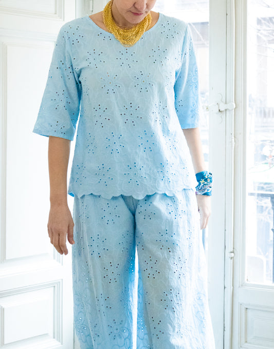 Top bordado inglés de flores azul claro muestrarios de ropa y moda ideas mujer mediana edad