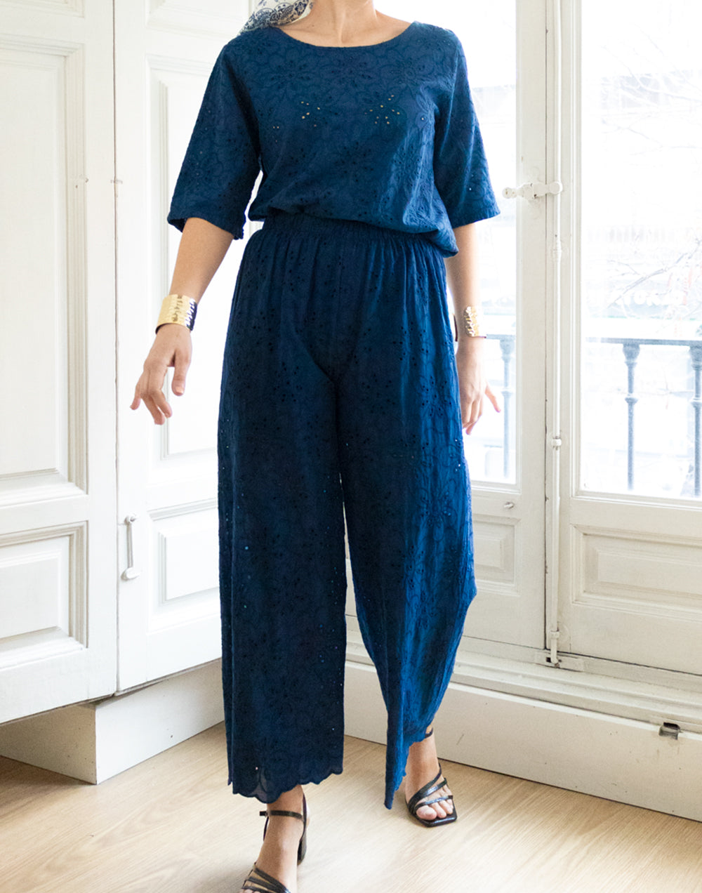 Top bordado inglés de flores azul marino muestrarios de ropa y moda de mujer vestir bien con talla grande plus