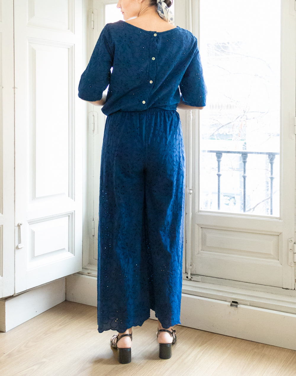 Top bordado inglés de flores azul marino muestrarios de ropa y moda de mujer vestir bien con talla grande plus