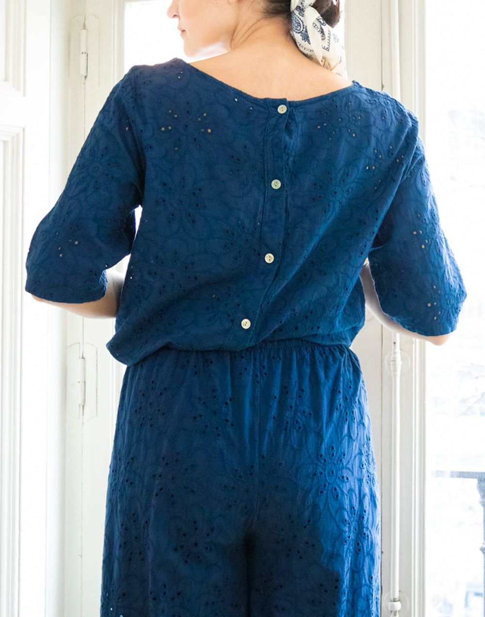 Top bordado inglés de flores azul marino muestrarios de ropa y moda de mujer vestir bien con talla grande plus