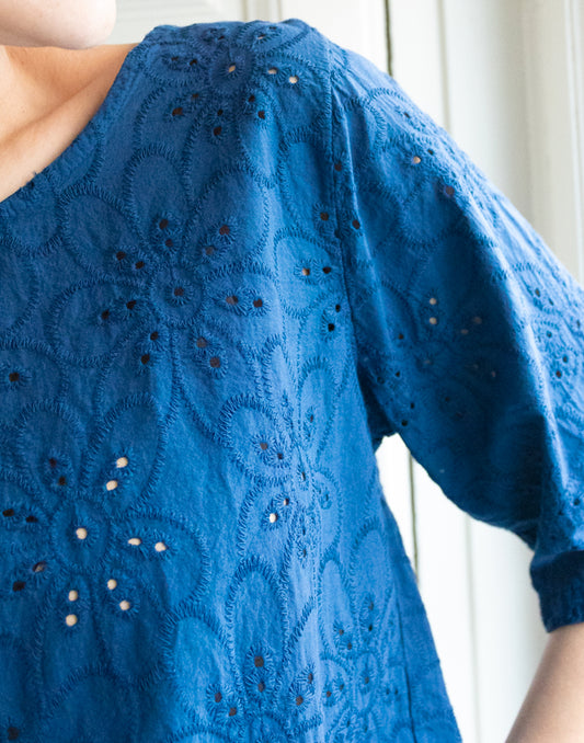 Top bordado inglés de flores azul marino muestrarios de ropa y moda de mujer vestir bien con talla grande plus