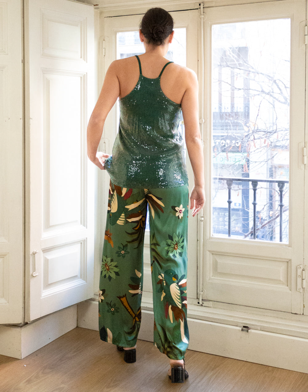 Top de lentejuelas y escote nadadora verde oliva muestrarios de ropa y moda de mujer vestir bien