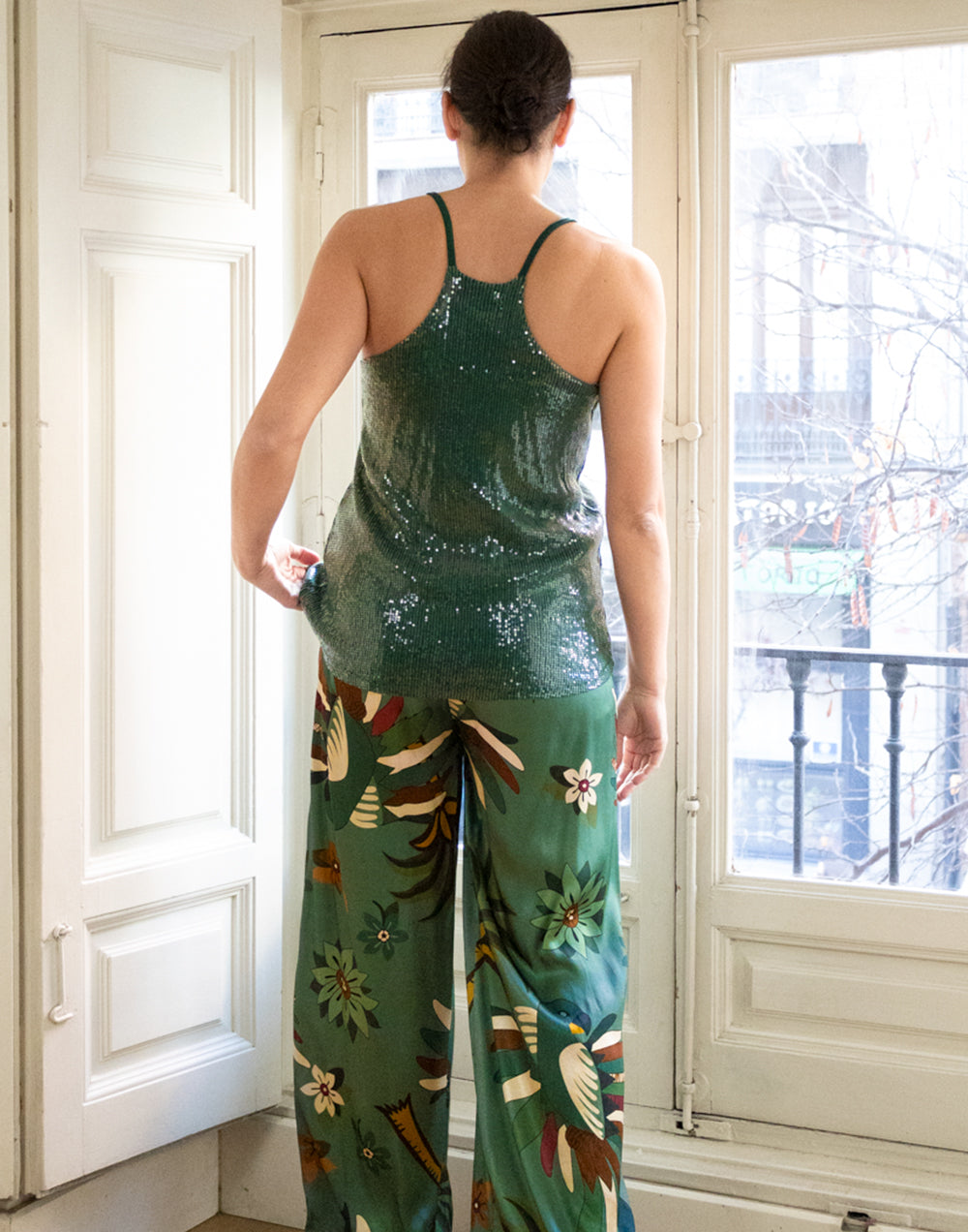 Top de lentejuelas y escote nadadora verde oliva muestrarios de ropa y moda de mujer vestir bien