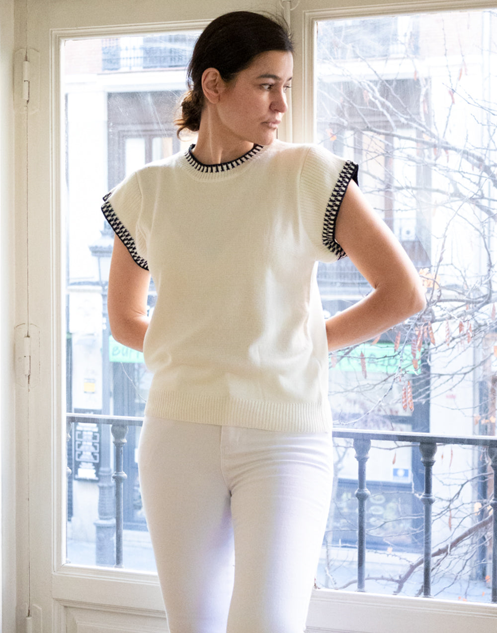 Top de tricot con manga volante y detalle a contraste blanco marfil muestrarios de ropa y moda de mujer vestir bien para ir a la oficina los días de calor