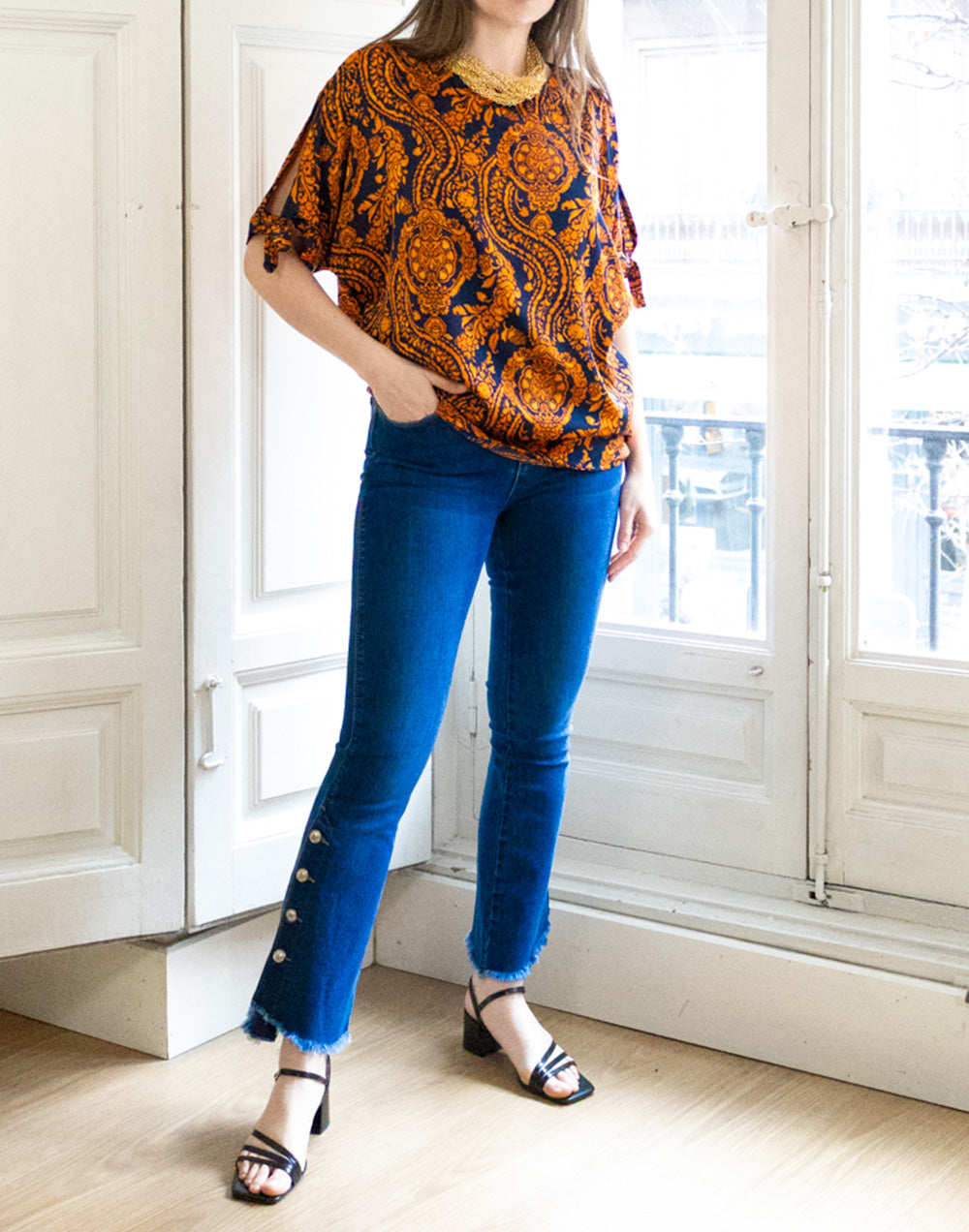 Pantalón vaquero acampanado con botones dorados muestrarios de ropa y moda de mujer vestir bien