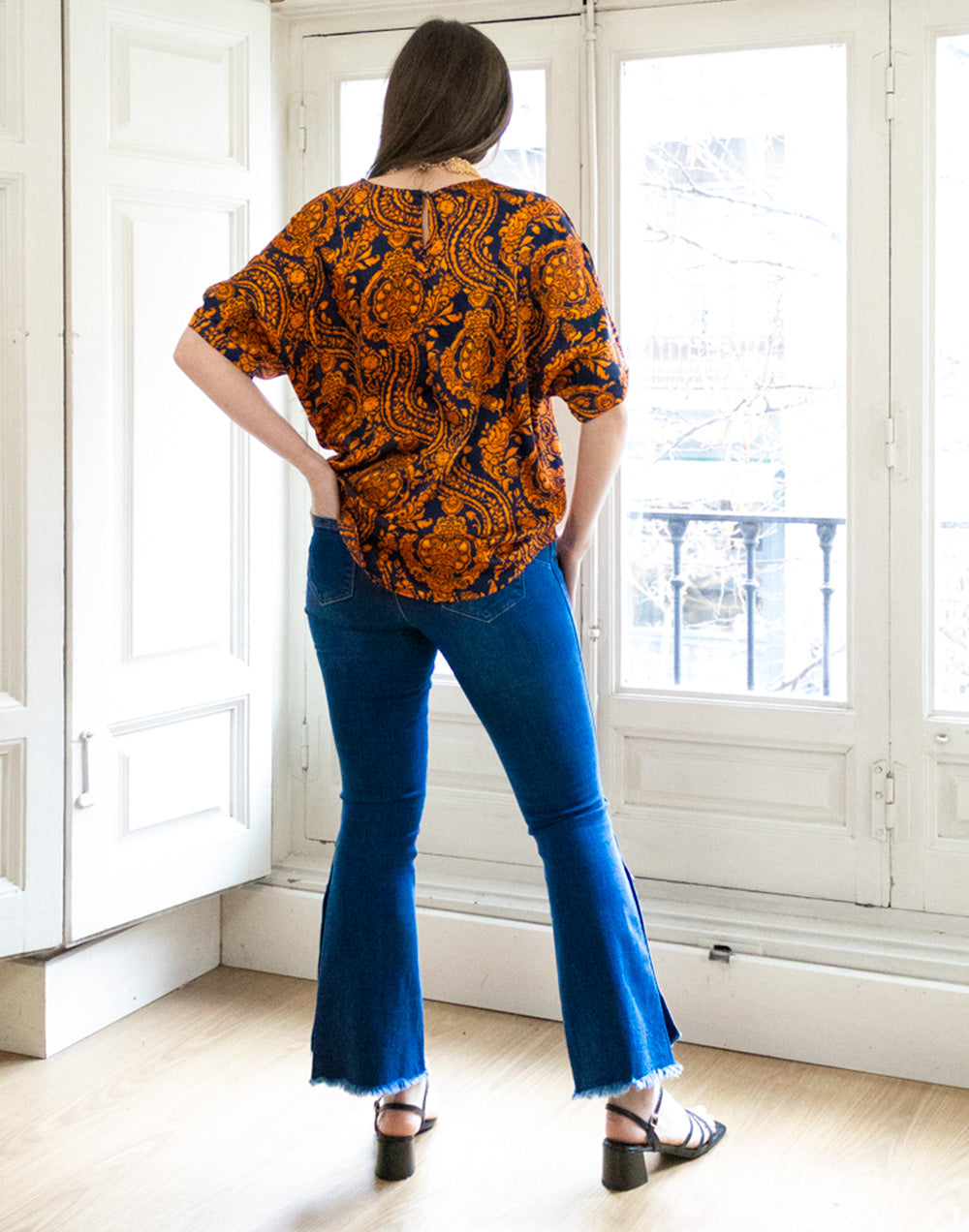 Pantalón vaquero acampanado con botones dorados muestrarios de ropa y moda de mujer vestir bien
