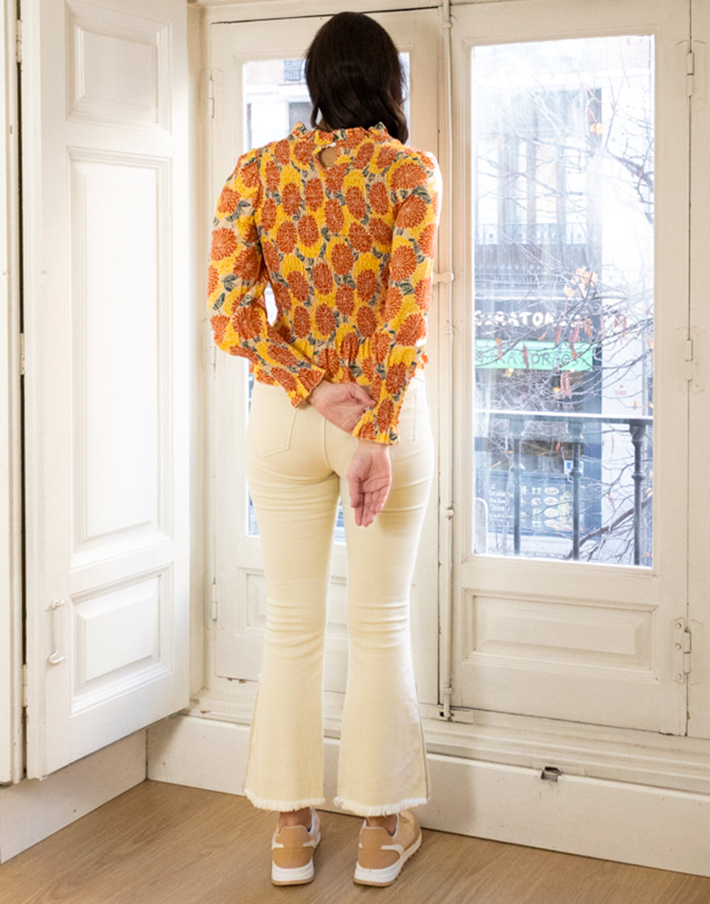 Top manga abullonada y cuerpo corto nido de abeja flores amarillo y naranja muestrarios de ropa y moda de mujer vestir bien ideas mujer mediana edad