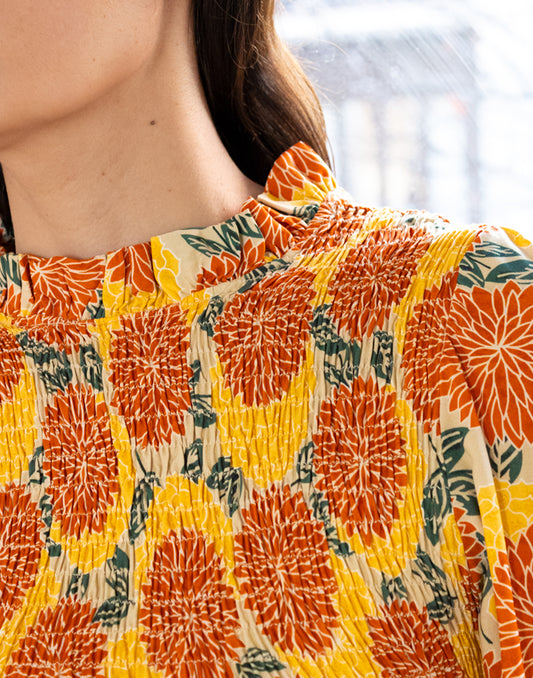 Top manga abullonada y cuerpo corto nido de abeja flores amarillo y naranja muestrarios de ropa y moda de mujer vestir bien ideas mujer mediana edad