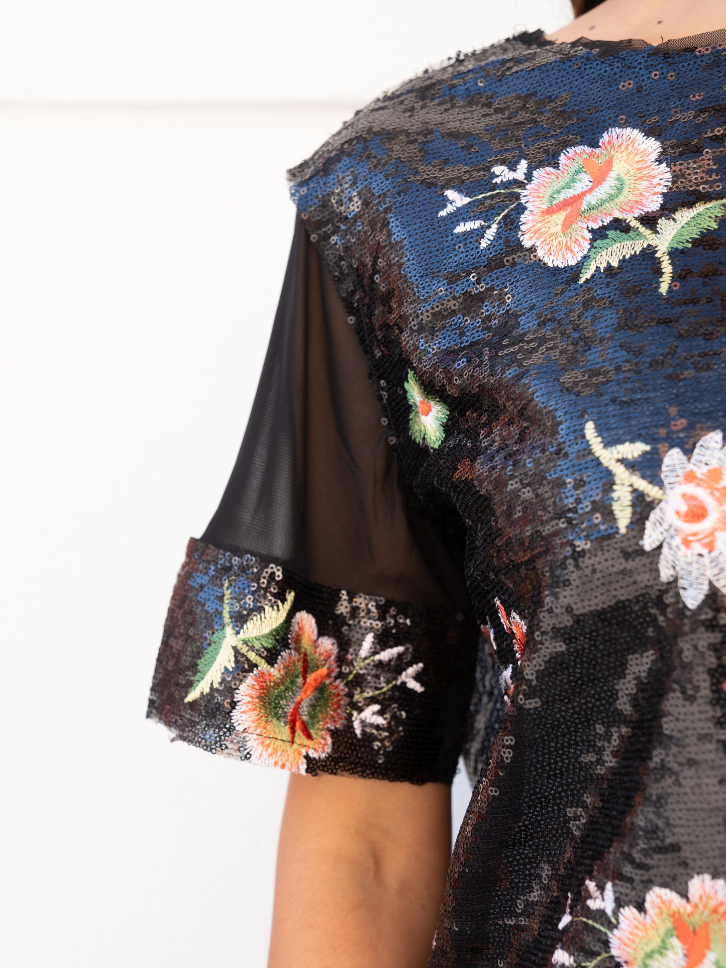 Top negro con flores de lentejuelas muestrarios de ropa y moda de mujer invitada ideal ideas navidad