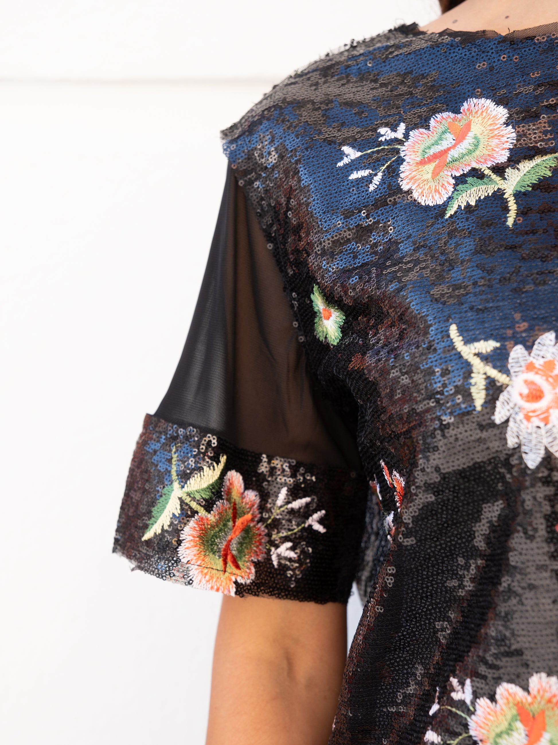 Top negro con flores de lentejuelas muestrarios de ropa y moda de mujer invitada ideal ideas navidad