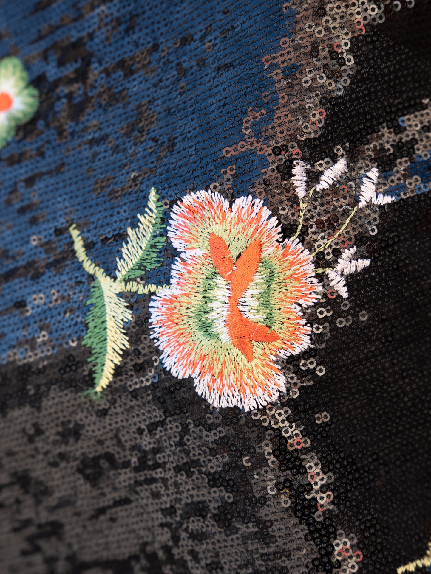 Top negro con flores de lentejuelas muestrarios de ropa y moda de mujer invitada ideal ideas navidad