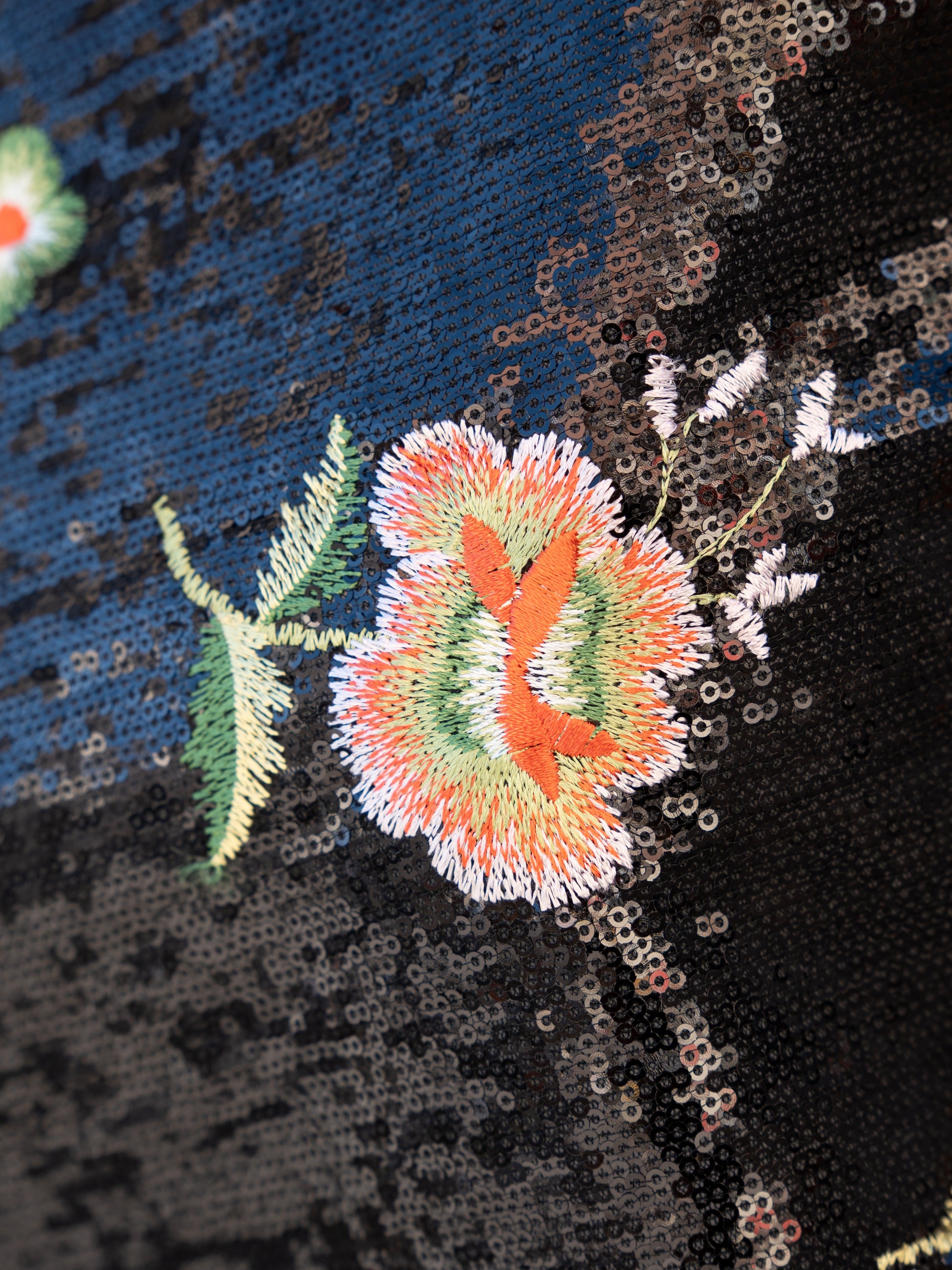 Top negro con flores de lentejuelas muestrarios de ropa y moda de mujer invitada ideal ideas navidad