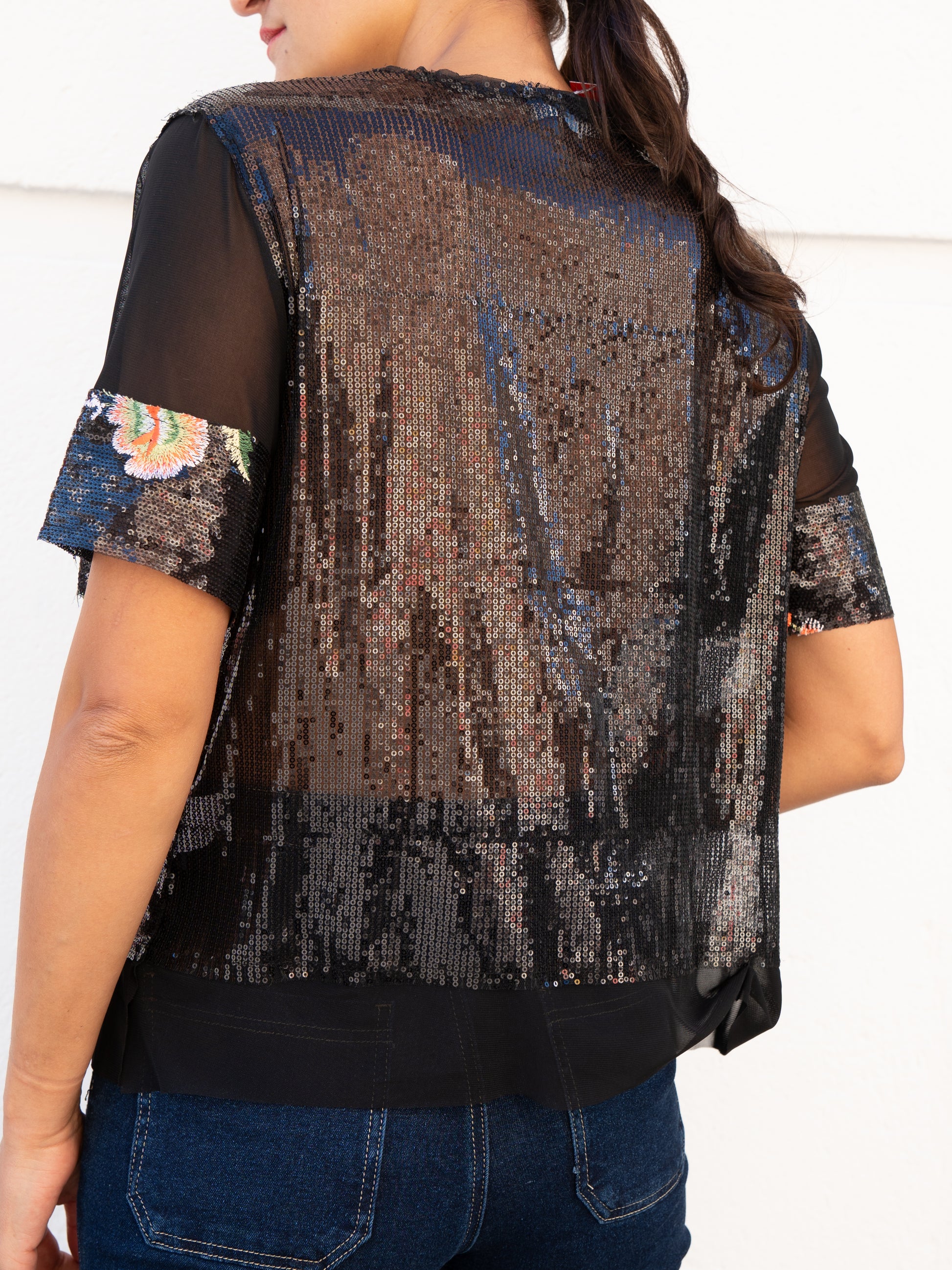 Top negro con flores de lentejuelas muestrarios de ropa y moda de mujer invitada ideal ideas navidad