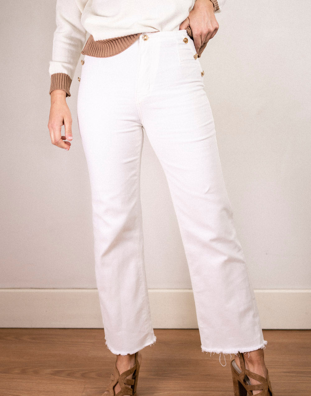 Vaquero blanco con adorno de tachuelas doradas muestrarios de ropa y moda de mujer vestir bien con talla grande plus