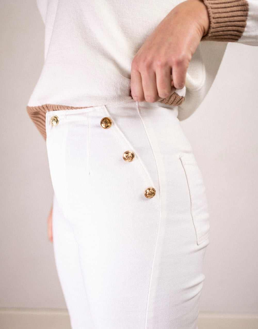 Vaquero blanco con adorno de tachuelas doradas muestrarios de ropa y moda de mujer vestir bien con talla grande plus