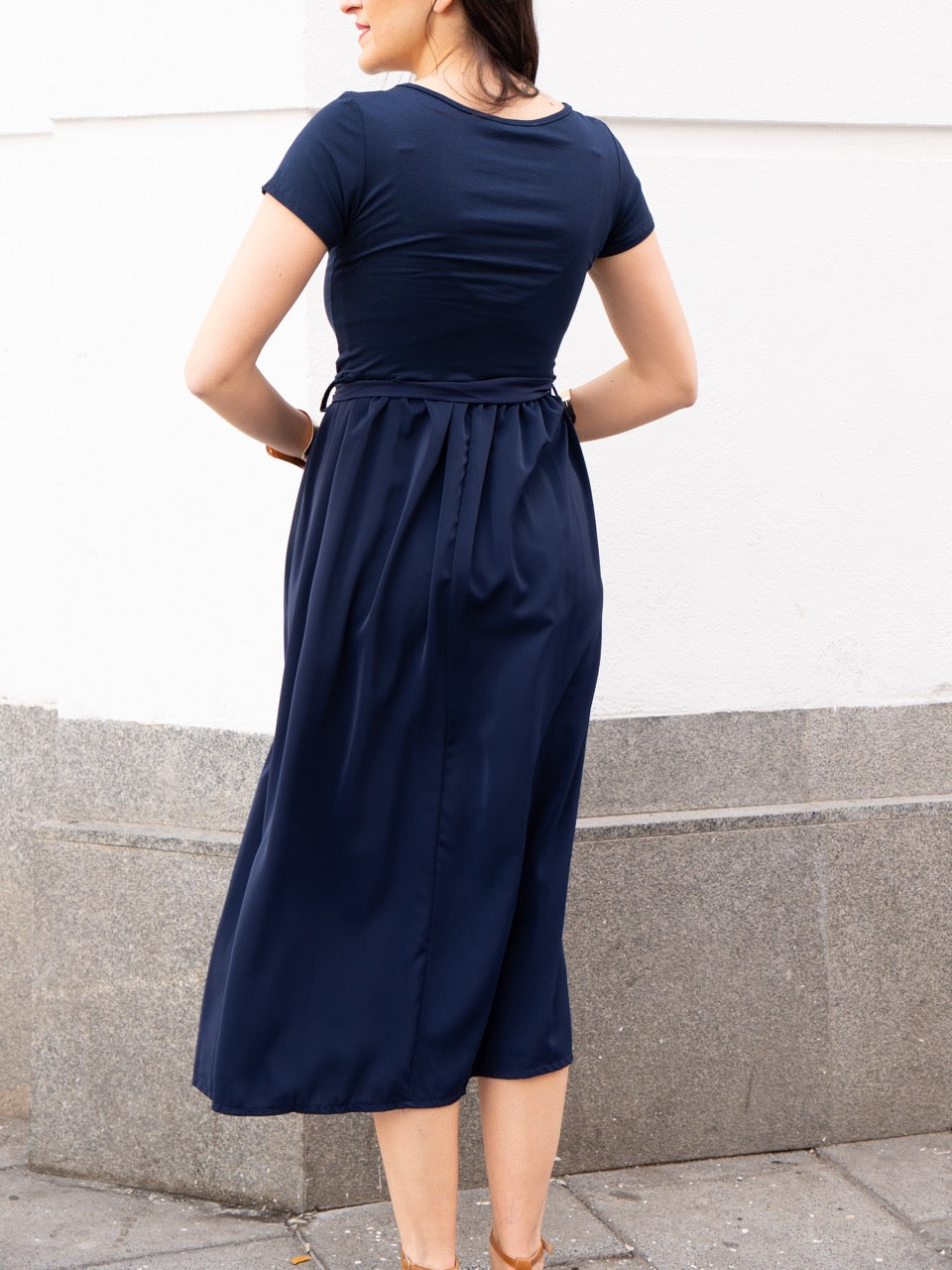 Vestido camiseta con falda tafetán azul marino muestrarios moda de mujer vestir bien ideas invitada 