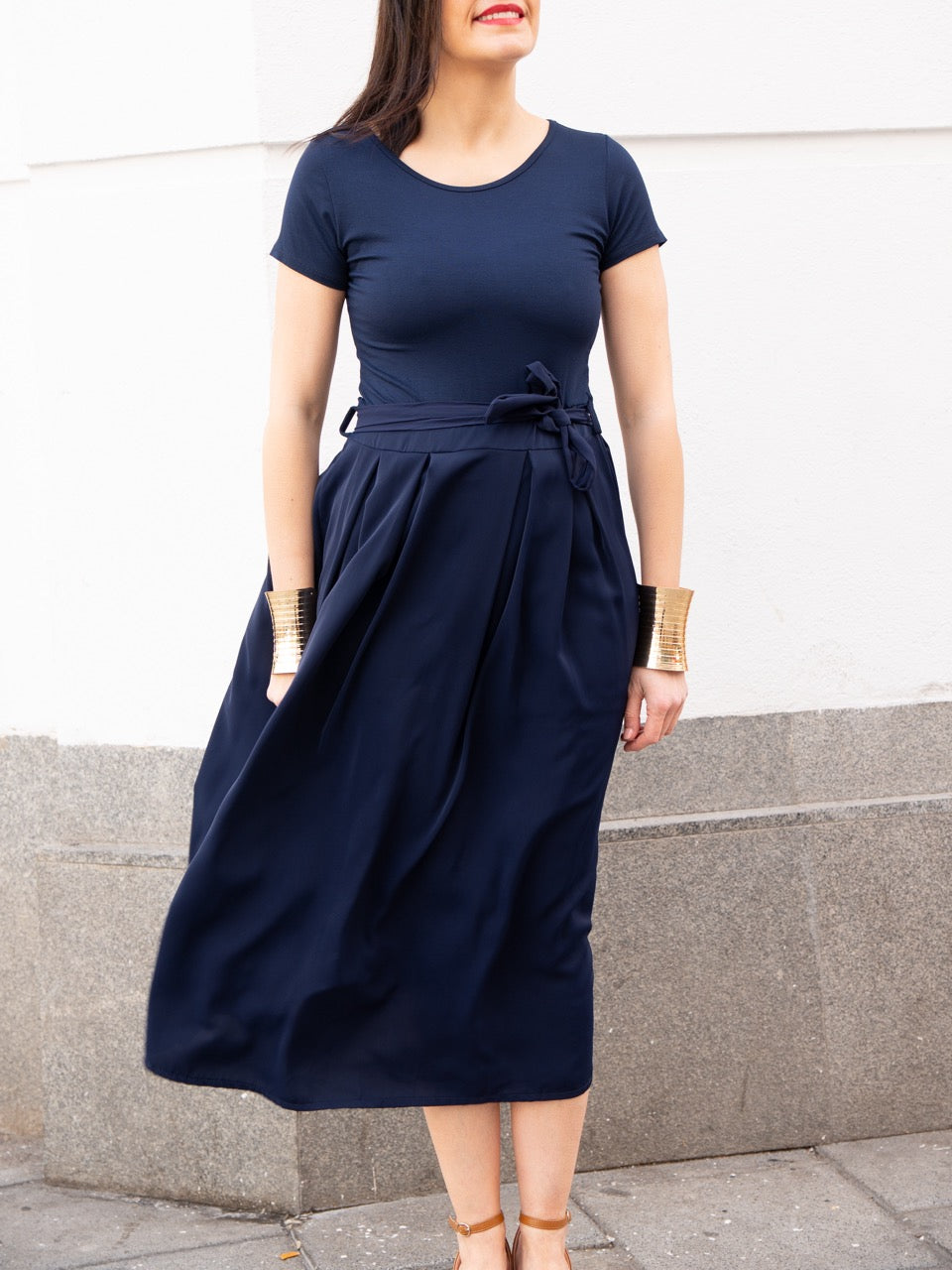 Vestido camiseta con falda tafetán azul marino muestrarios moda de mujer vestir bien ideas invitada 