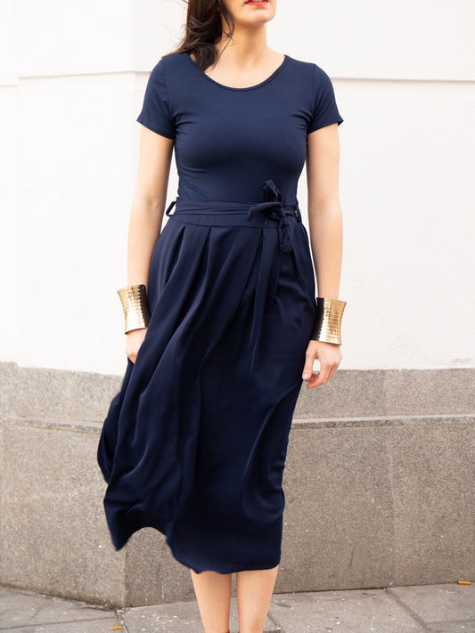 Vestido camiseta con falda tafetán azul marino muestrarios moda de mujer vestir bien ideas invitada 