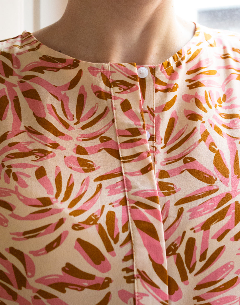 Vestido boho largo falda volantes estampado hojas rosa y marrón muestrarios de ropa y moda de mujer vestir bien con talla grande plus