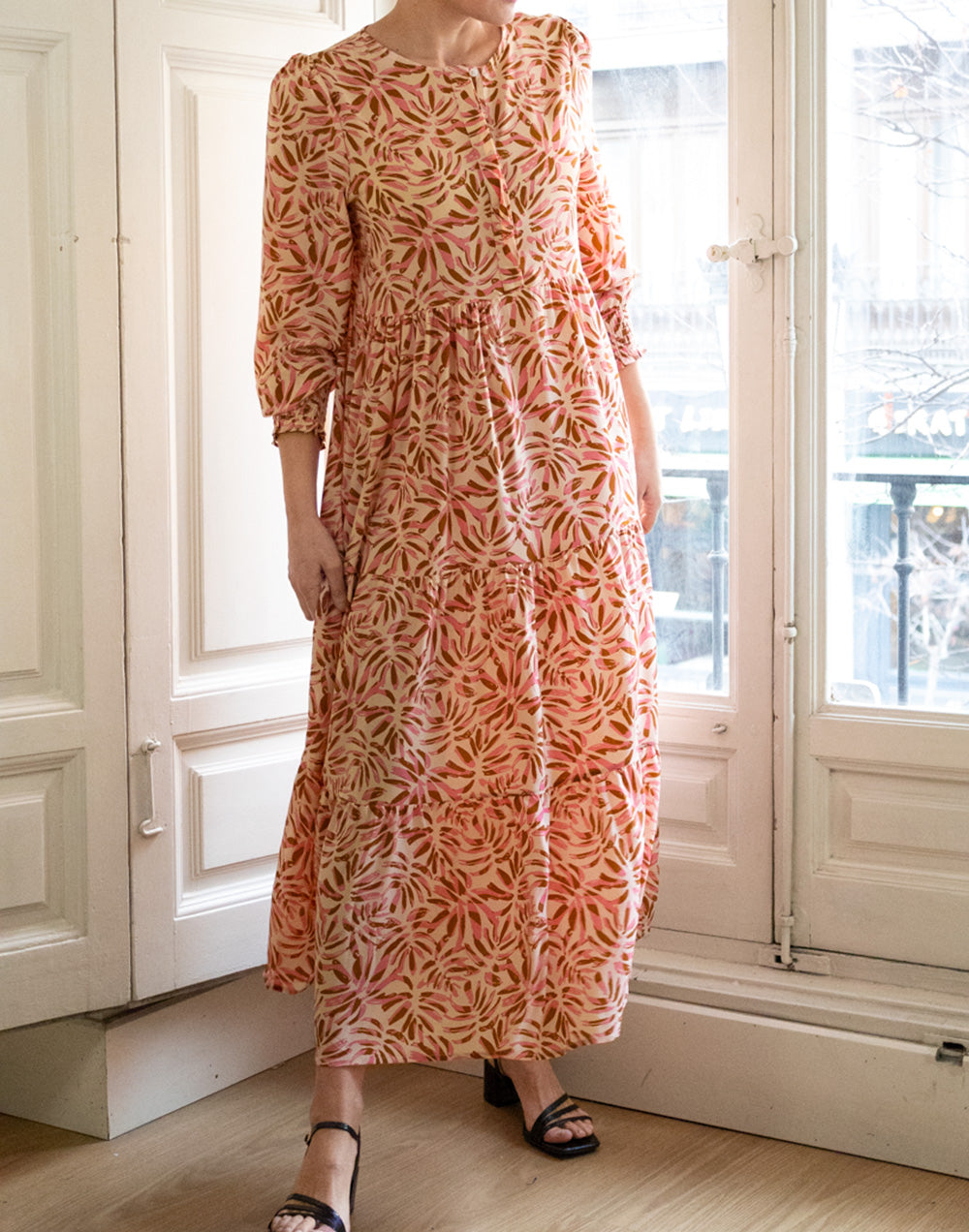Vestido boho largo falda volantes estampado hojas rosa y marrón muestrarios de ropa y moda de mujer vestir bien con talla grande plus