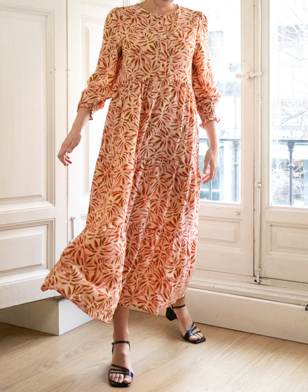 Vestido boho largo falda volantes estampado hojas rosa y marrón muestrarios de ropa y moda de mujer vestir bien con talla grande plus