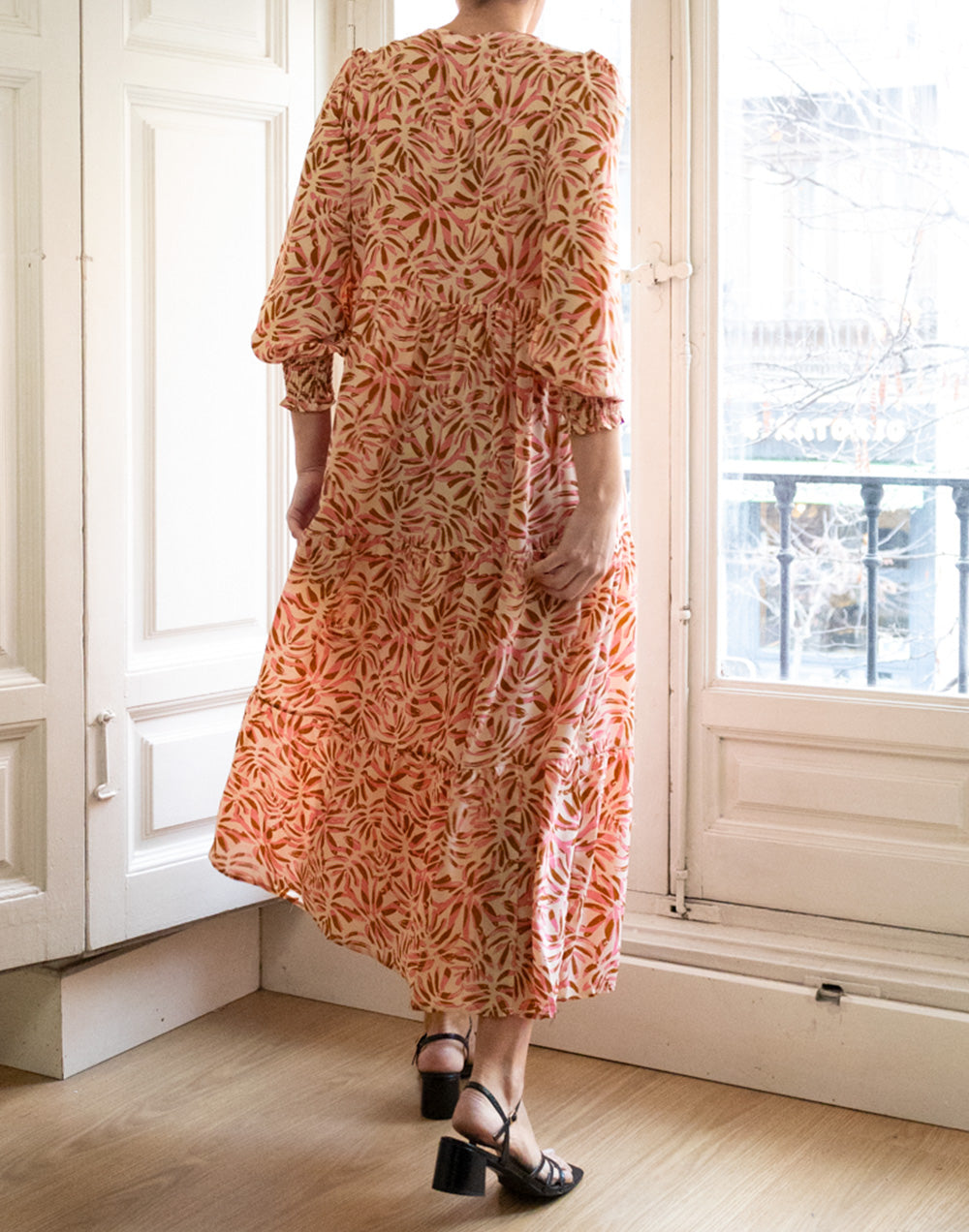 Vestido boho largo falda volantes estampado hojas rosa y marrón muestrarios de ropa y moda de mujer vestir bien con talla grande plus