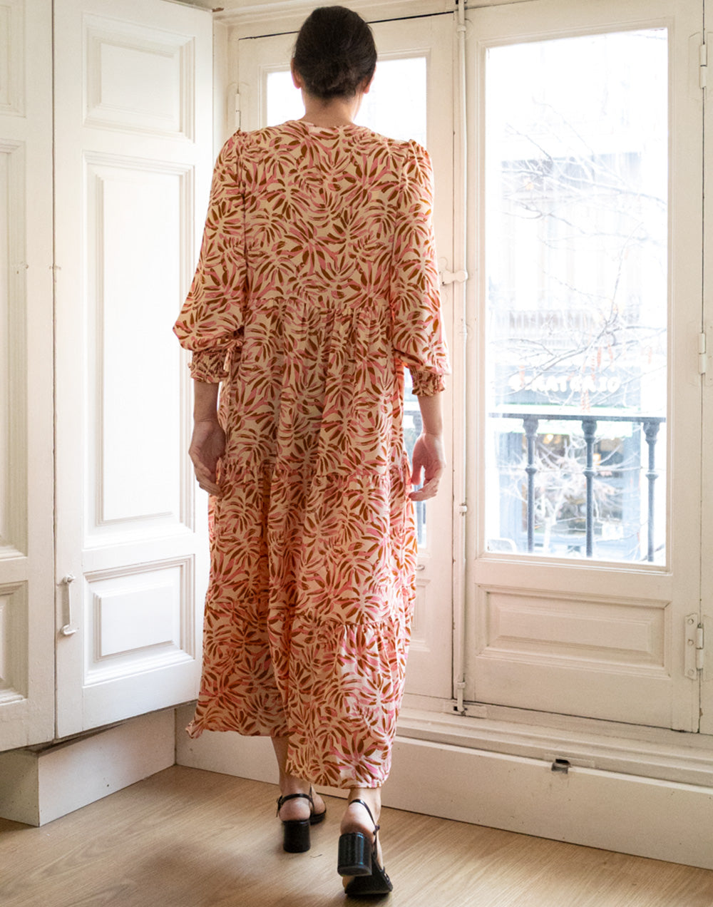 Vestido boho largo falda volantes estampado hojas rosa y marrón muestrarios de ropa y moda de mujer vestir bien con talla grande plus
