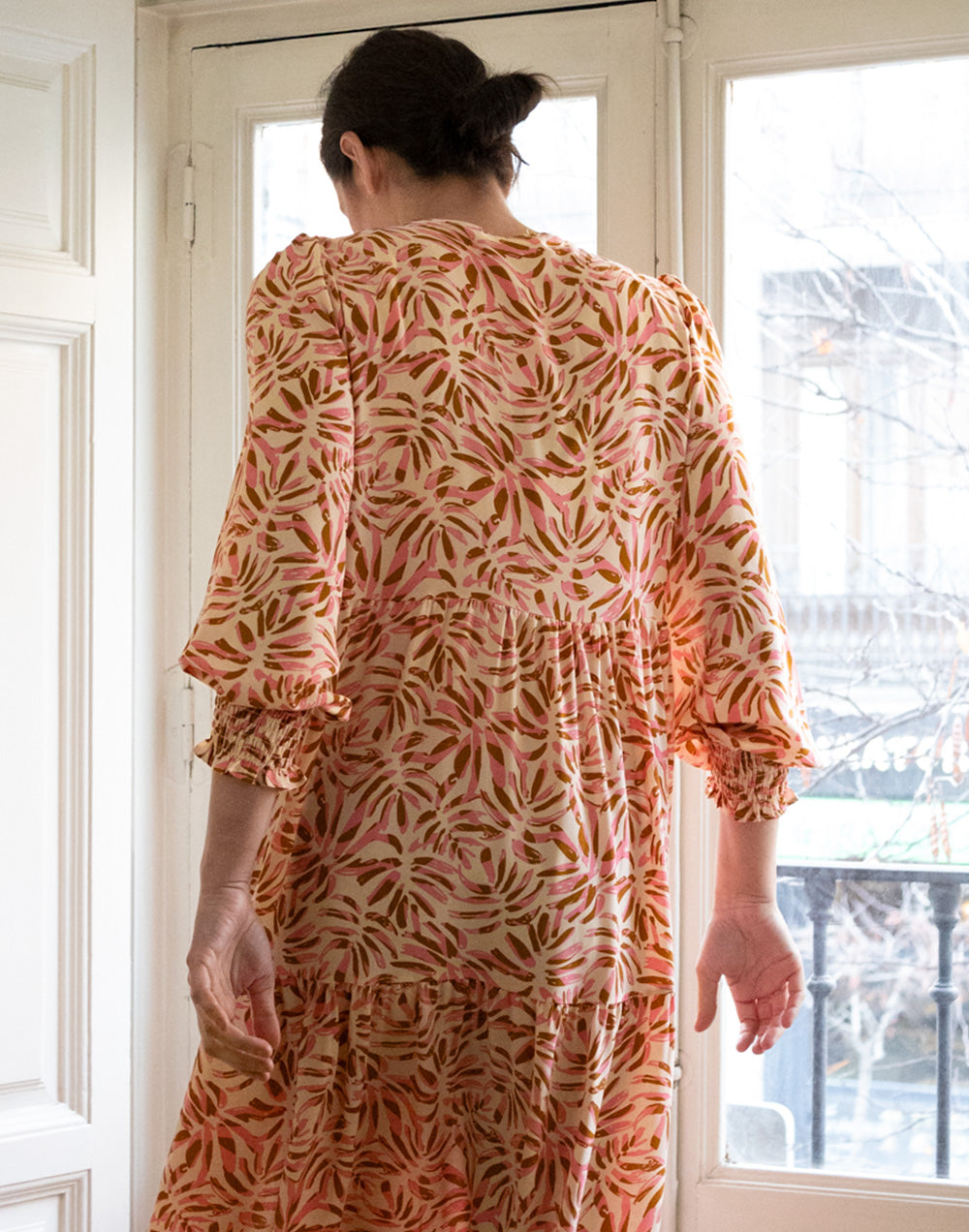 Vestido boho largo falda volantes estampado hojas rosa y marrón muestrarios de ropa y moda de mujer vestir bien con talla grande plus