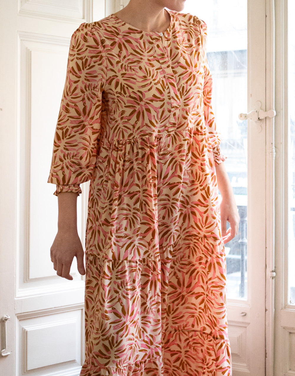Vestido boho largo falda volantes estampado hojas rosa y marrón muestrarios de ropa y moda de mujer vestir bien con talla grande plus