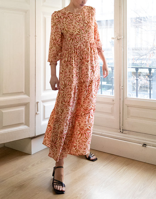 Vestido boho largo falda volantes estampado hojas rosa y marrón muestrarios de ropa y moda de mujer vestir bien con talla grande plus