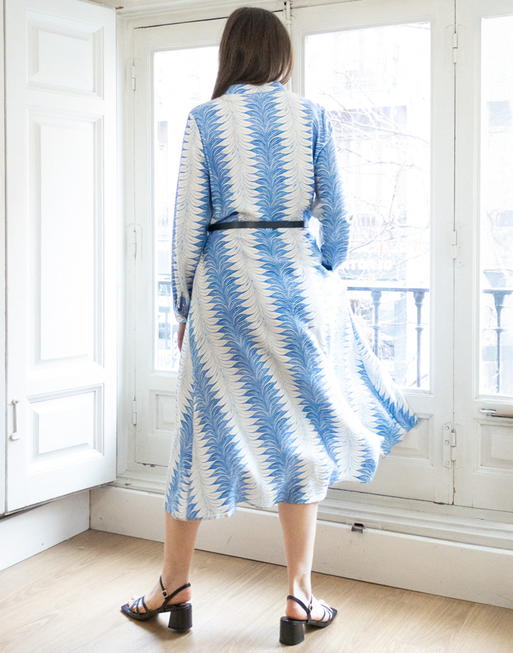 Vestido camisero con cinturón estampado fluido azul y blanco muestrarios de ropa y moda de mujer vestir bien con talla grande plus